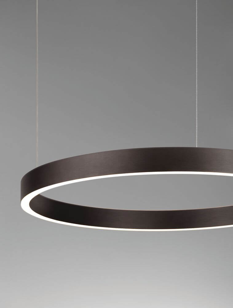 Elowen LED Pendelleuchte 3000K Up & Down Braun mit modernem Design in braunem Aluminium und Kunststoff.