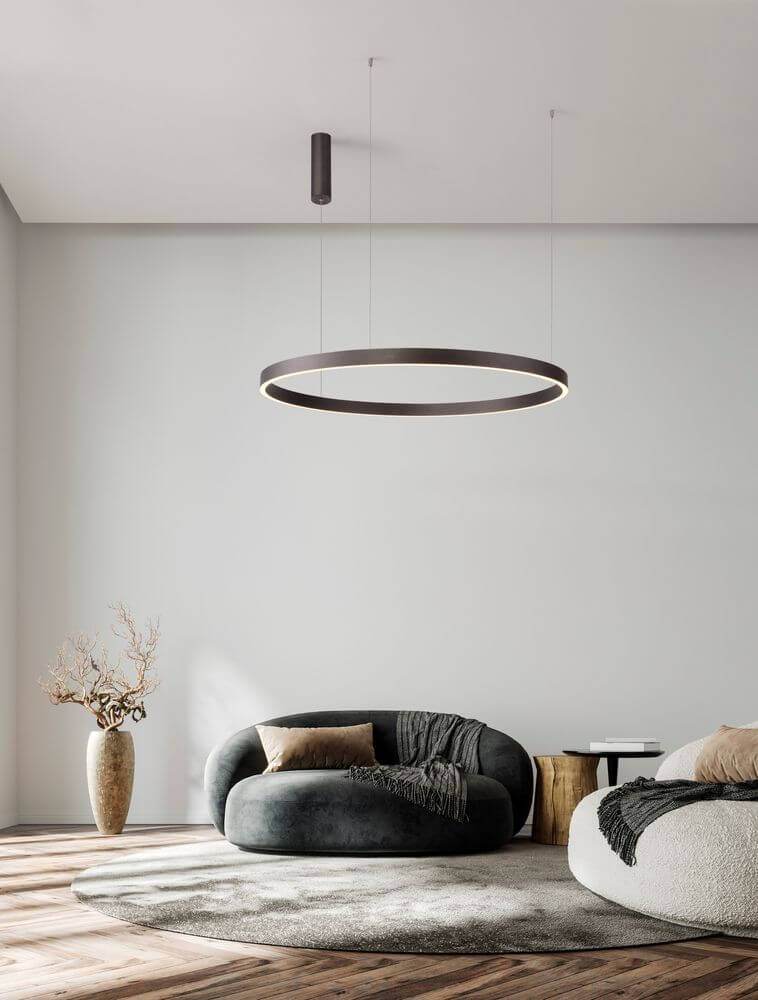 Elowen LED Pendelleuchte 3000K Up & Down Braun im modernen Wohnraum mit Sofa und Teppich.