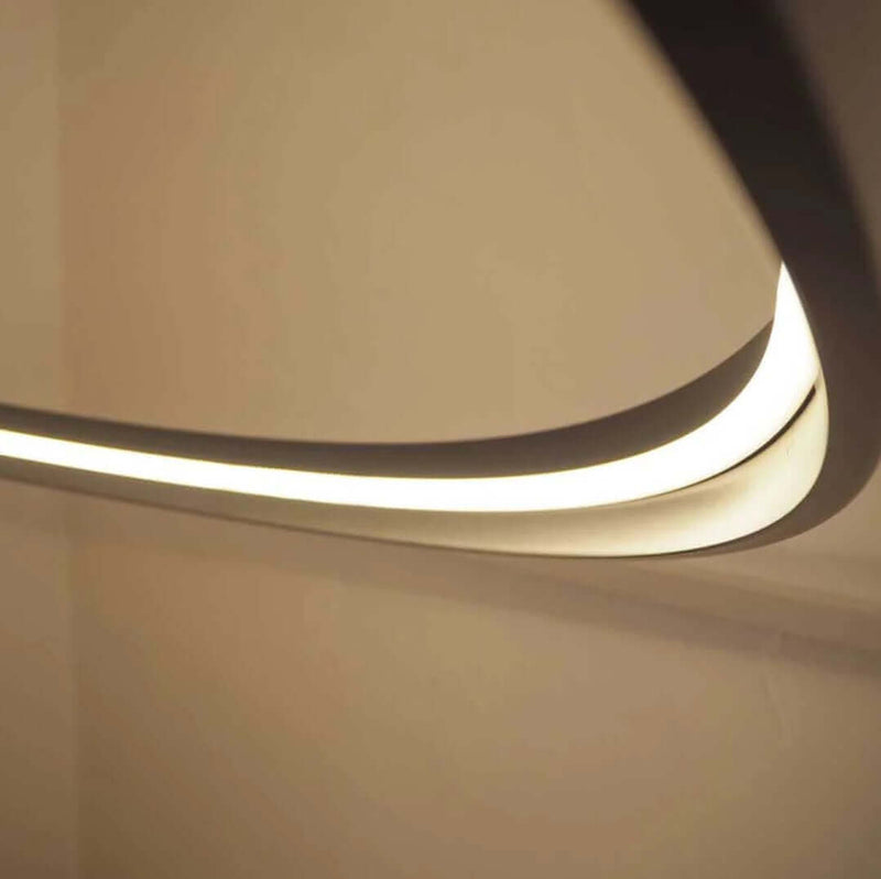 Moderne s.luce LED-Deckenlampe mit eleganten, geschwungenen Linien und warmem Licht.