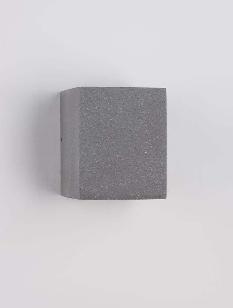 Emile LED Außenwandleuchte Cube Grau IP65 an einer Wand montiert, modernes Design in Grau.