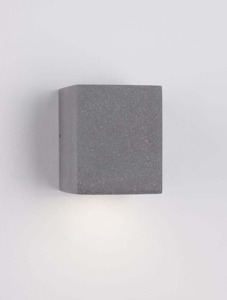 Emile LED Außenwandleuchte Cube Grau IP65 an einer Wand montiert, bietet modernes Design und Funktionalität.