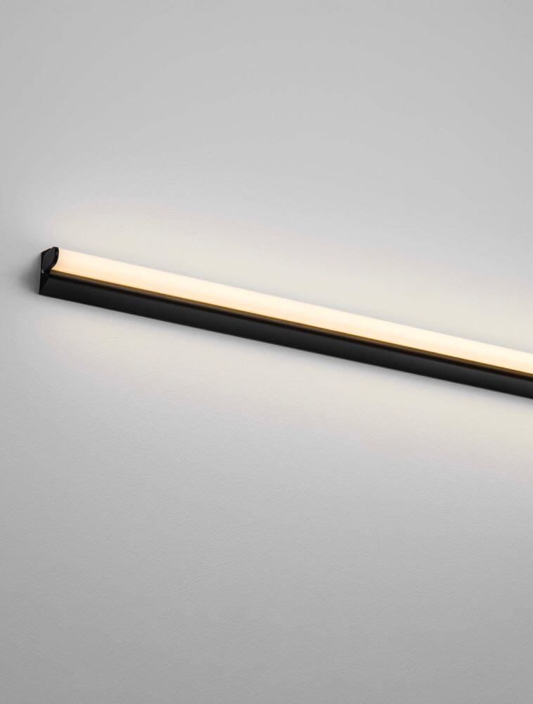 Endo LED Wandleuchte 3000K Schwarz IP44 an einer Wand montiert, modernes Design mit sanftem Licht.