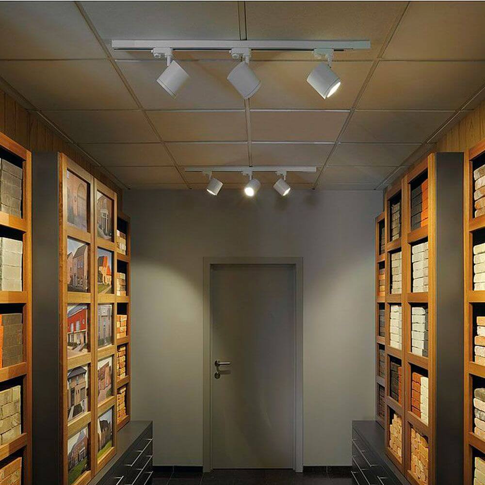 Enola C 9 LED Spot 55° inkl. 3P.-Adapter 9W 3000K Weiß an Hochvolt-Schiene in modernem Raum.