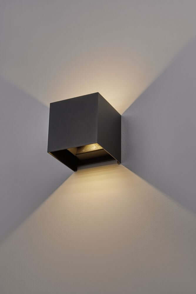 Epic LED Außenwandleuchte Cube 3000K IP54 an einer Wand montiert, elegantes Design für Außenbereiche.
