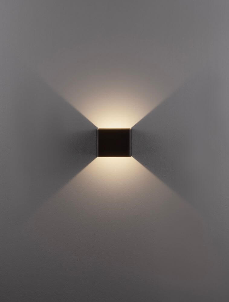 Epic LED Wandleuchte Rechteckig 3000K Schwarz an einer Wand, strahlend warmes Licht in einem modernen Design.