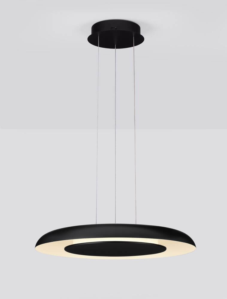 Epos Pendelleuchte Ø 60cm 2700, 4000K in elegantem Schwarz mit goldfarbenem Acryl, schwebend über einem Tisch.