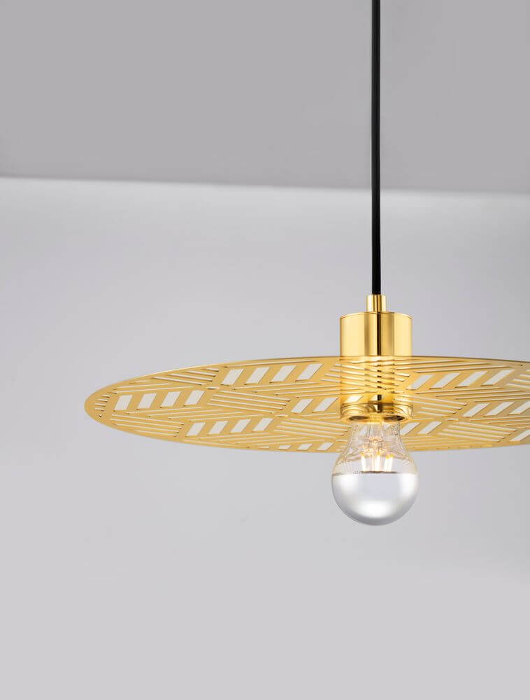 Eres Pendelleuchte in Gold mit filigranem Design und glühender Glühbirne, ideal für stilvolle Innenräume.