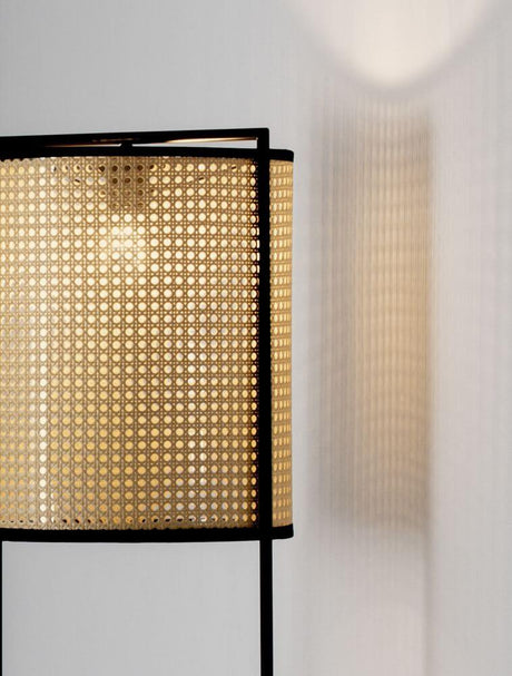 Lampadaire Erto nature, noir avec rotin et aluminium noir, crée une atmosphère chaleureuse.