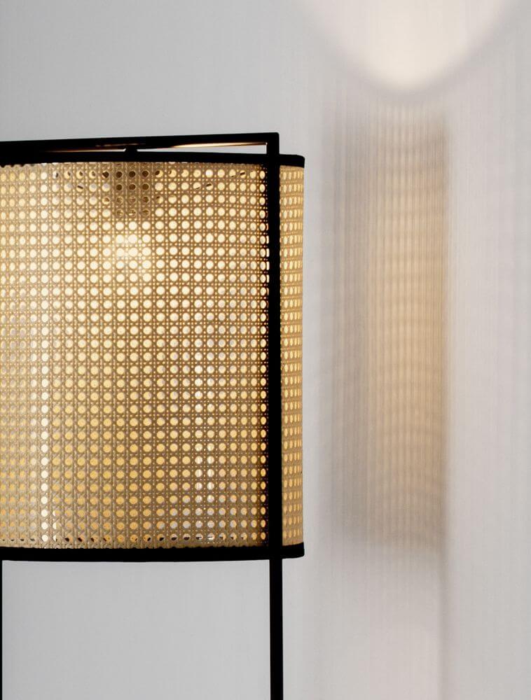 Erto Stehlampe Natur, Schwarz mit Rattan und schwarzem Aluminium, schafft gemütliche Atmosphäre.
