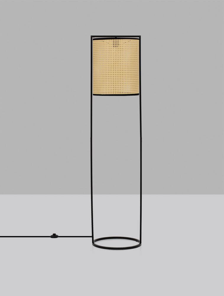 Erto Stehlampe Natur, Schwarz in elegantem Design mit schwarzem Aluminium und Rattan Lampenschirm.