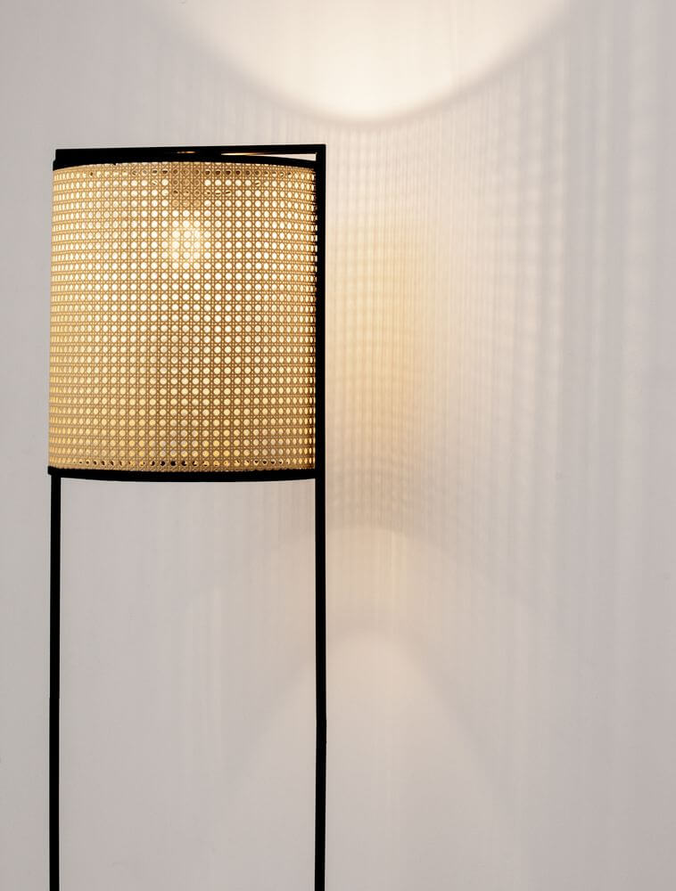 Erto Stehlampe Natur, Schwarz mit elegantem Rattandesign und sanften Lichtakzenten