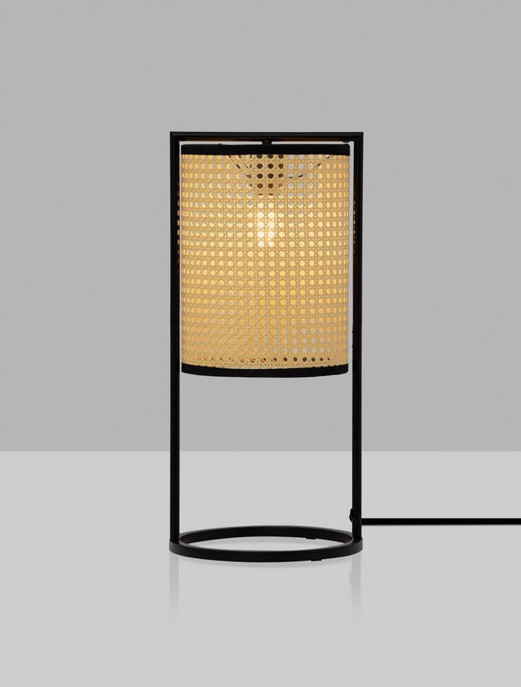 Erto Tischleuchte Natur, Schwarz im modernen Design mit Rattan und Aluminium für ein warmes Ambiente.
