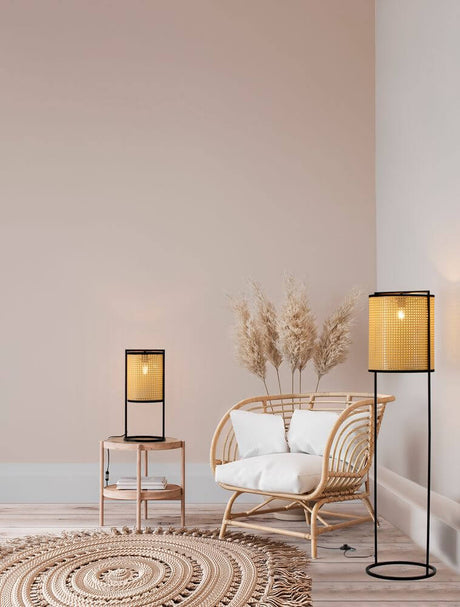 Erto bordlampe natur, sort i en moderne stue med rattanmøbler og stilfulde accenter.