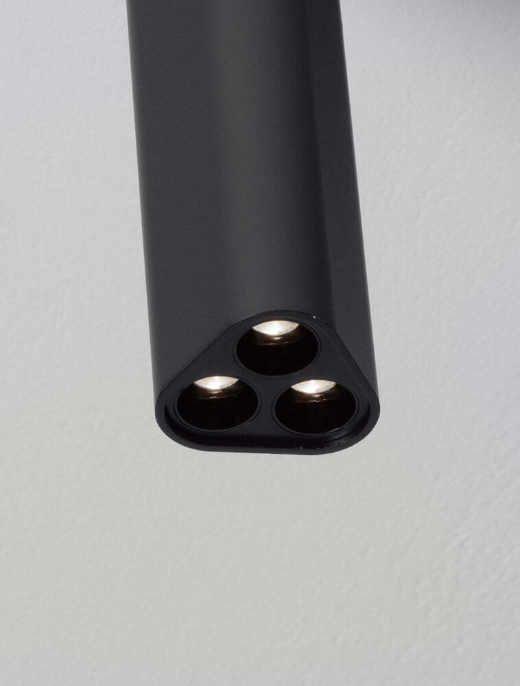 Etho Deckenleuchte H 20cm 3-flammig 3000K mit drei Leuchtkörpern in modernem Design.