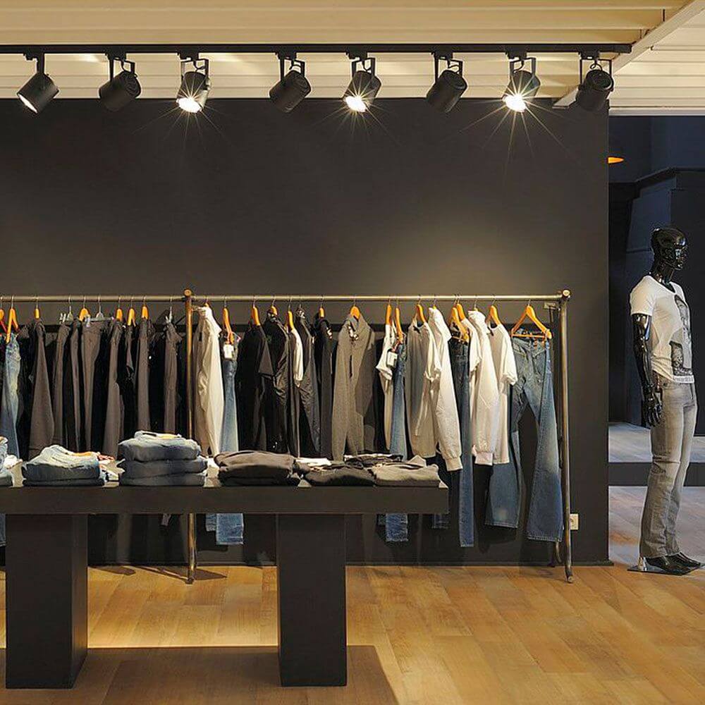 EuroSpot GU10 inkl. 3P.-Adapter max. 25W Schwarz im Kleidungsgeschäft mit Modellen und Beleuchtung