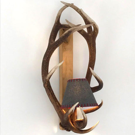 Extravagante Chalet Geweih Wandlampe aus Holz und Geweih bietet individuelle Gestaltungsmöglichkeiten.