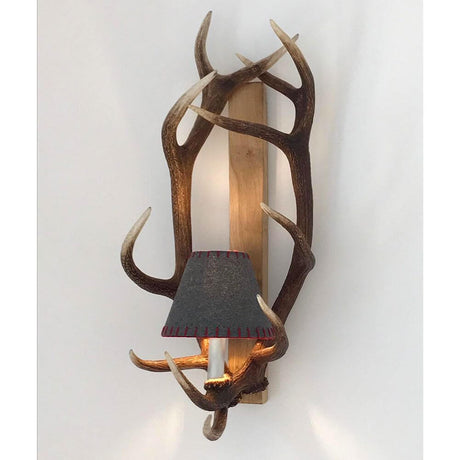 Extravagante Chalet Geweih Wandlampe aus Holz, Geweih und Edelstahl, individuell gestaltbar.