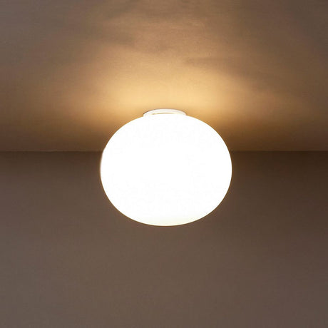 Plafonnier en verre Flos Glo-Ball C1 Ø 33 cm au design minimaliste discret avec une lumière sans éblouissement.