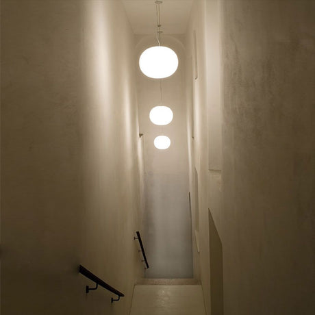 Flos Glo-Ball S2 lampe suspendue en verre Ø 45 cm dans une cage d’escalier moderne avec une diffusion douce de la lumière