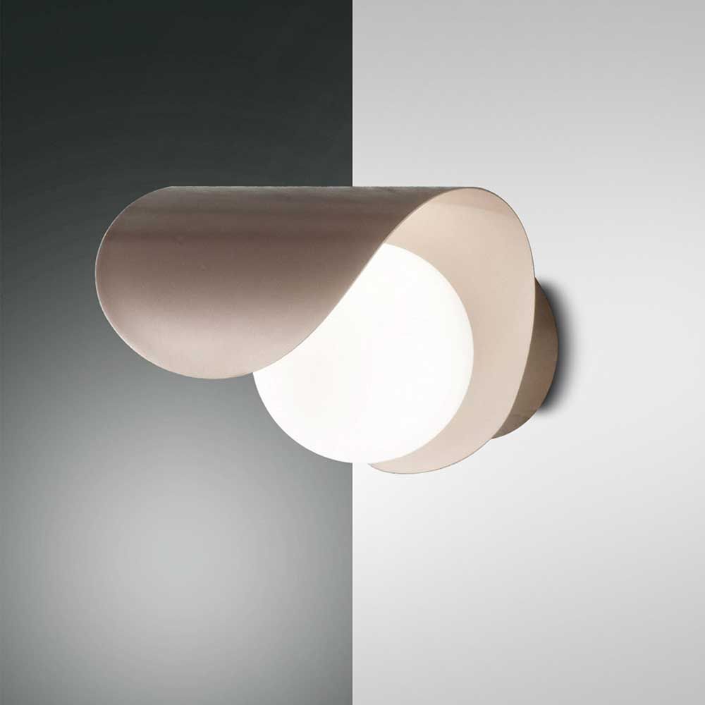 Adria LED Wandleuchte aus Metall, moderne Wandlampe mit geschwungenem Design und sanfter Beleuchtung.