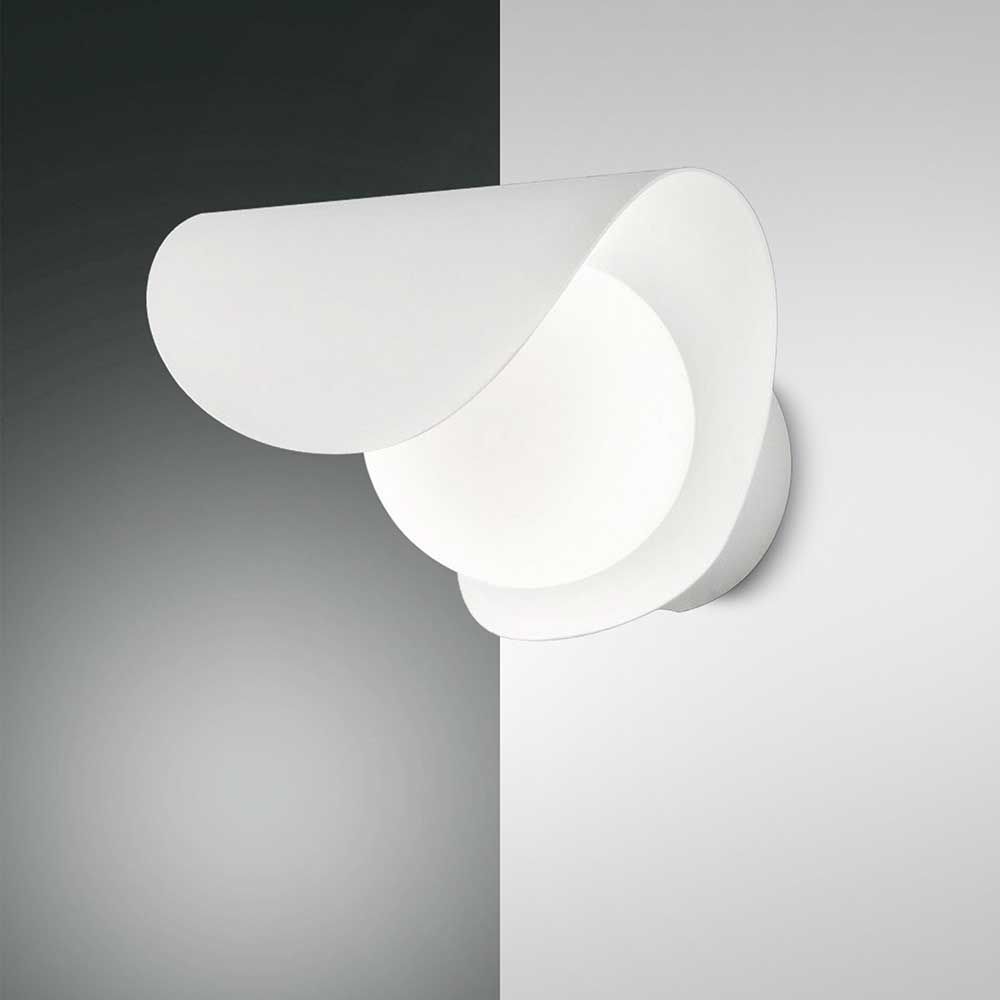 Adria LED Wandleuchte aus Metall in elegantem, modernem Design mit warmem Lichtaufsatz.