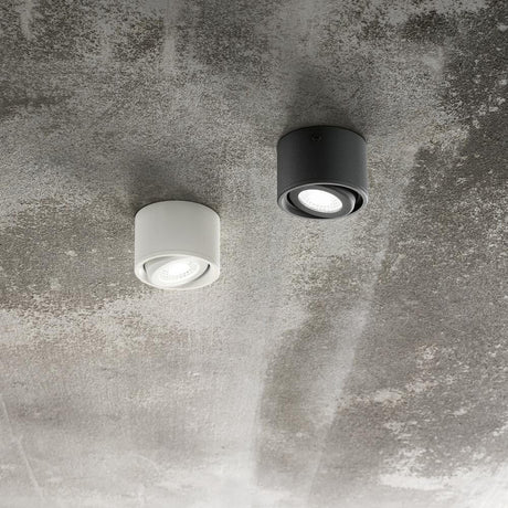Anzio Spot Anthrazit und Weiß auf einem Betondeckenhintergrund, schwenkbare LED-Leuchten mit minimalistischem Design.