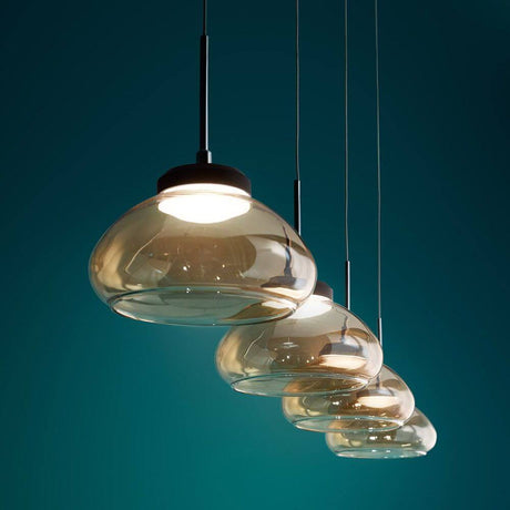 Arabella LED Pendellampe 4-flammig Glas in stilvollem Design mit geblasenem Glas über grünem Hintergrund.