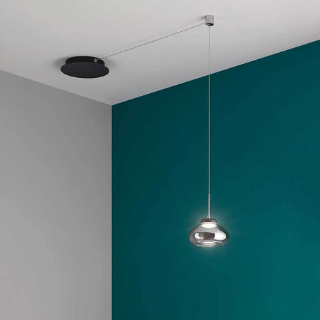 Arabella LED Pendellampe Glas in modernem Interieur mit schwarzem Deckenanschluss und grünem Wandhintergrund.