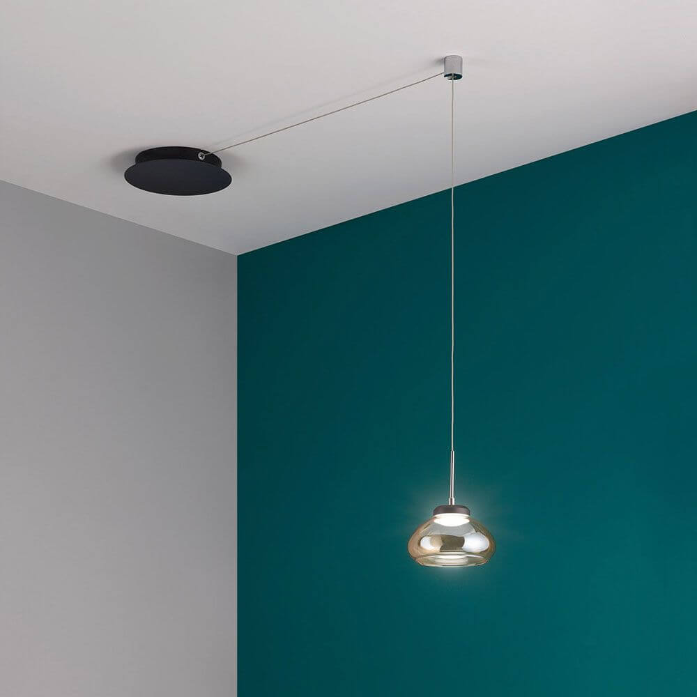 Arabella LED Glas-Pendellampe mit 3,5m Kabel und markantem geblasenen Glas, installiert an der Decke.