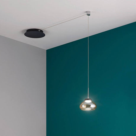 Arabella LED Glas-Pendellampe mit 3,5m Kabel und markantem geblasenen Glas, installiert an der Decke.