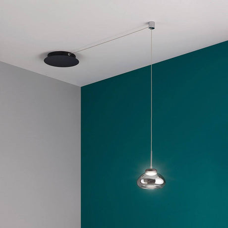 Arabella LED Glas-Pendellampe mit modernem Design und flexiblem Leuchtenkabel auf türkisem Hintergrund.