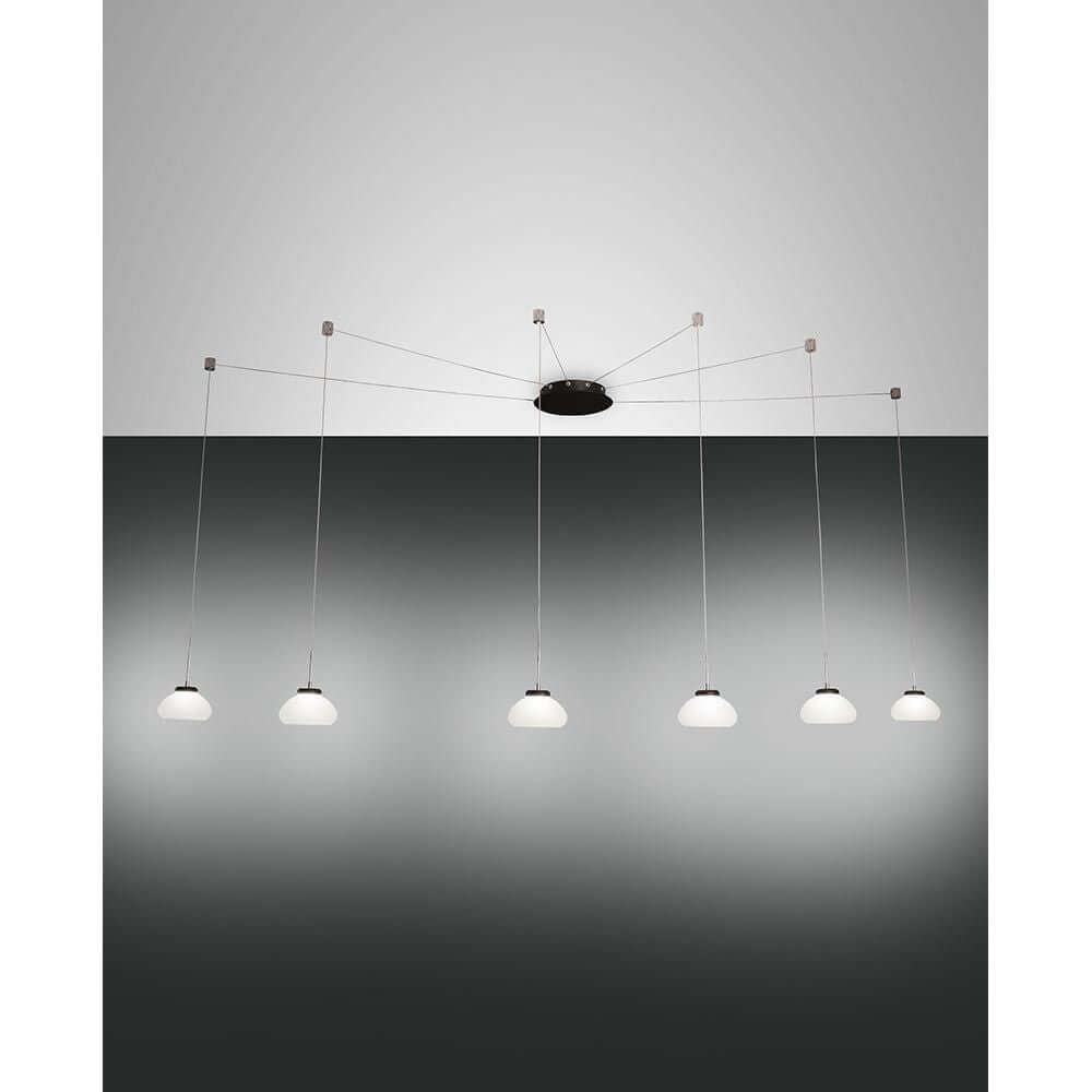 Arabella LED Pendelleuchte 6-Flammig mit 6 hängenden Lampenschirmen und flexiblem Kabeldesign.