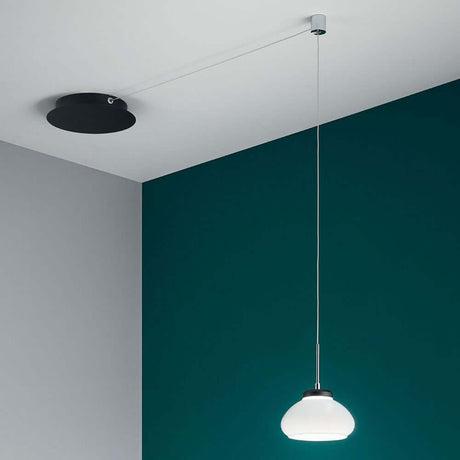 Arabella LED Pendelleuchte Geblasenes Glas hangt an schwarz-weißer Decke, stilvoll und modern.