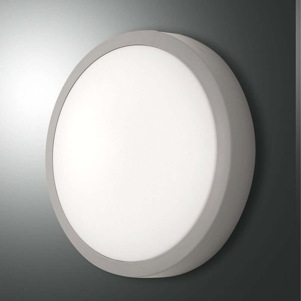 Axel LED Deckenleuchte in Grau an Wand, modernes Design mit kreisförmigem Lampenschirm.