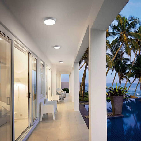 Plafonnier Axel LED en gris, éclairage moderne pour un espace extérieur élégant.
