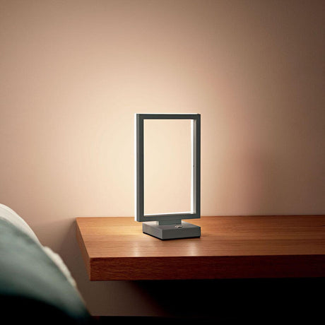 Bard LED Tischlampe mit 3-Stufen Dimmer in elegantem Mattgold-Finish auf einem Tisch.