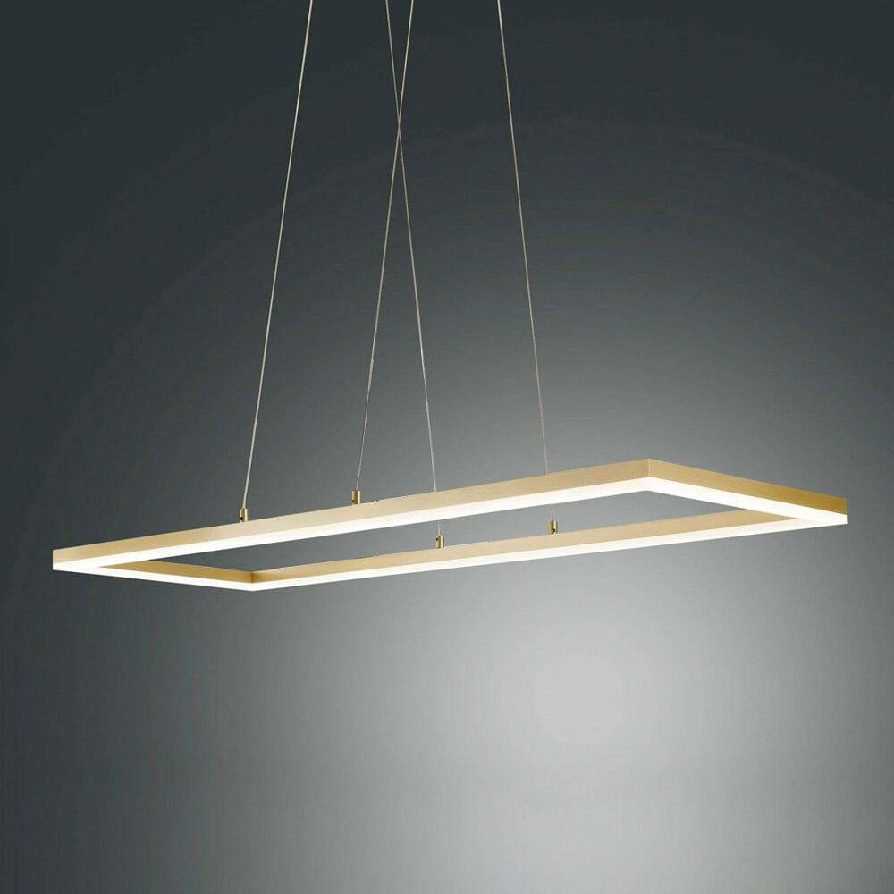 Moderne Bard Pendelleuchte Gold Edelmatt 92 x 32cm mit schlanker Geometrie und stilvollem Licht, schwebend im Raum.