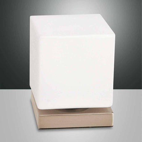 Lampe de table Brenta LED en métal au design moderne avec abat-jour carré et élégant pied en métal.