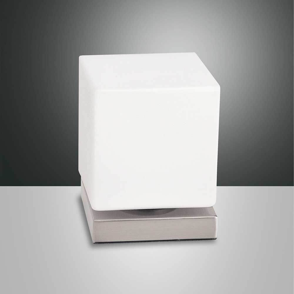 Brenta LED Tischleuchte Metall in modernem Design mit quadratischem weißen Lampenschirm und Metallbasis.