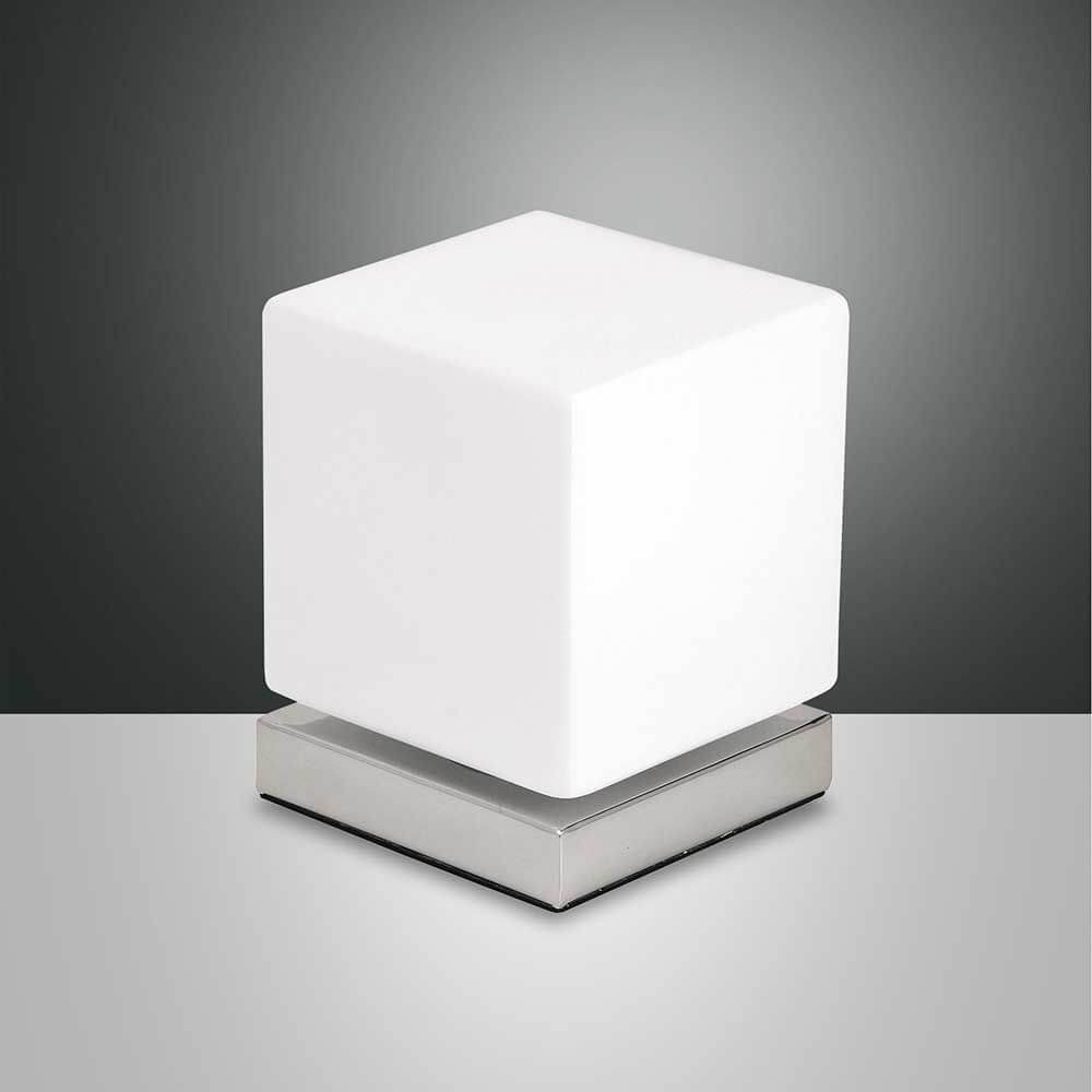 Brenta LED Tischleuchte Metall in moderner Würfelform auf einem stilvollen Metallfuß.