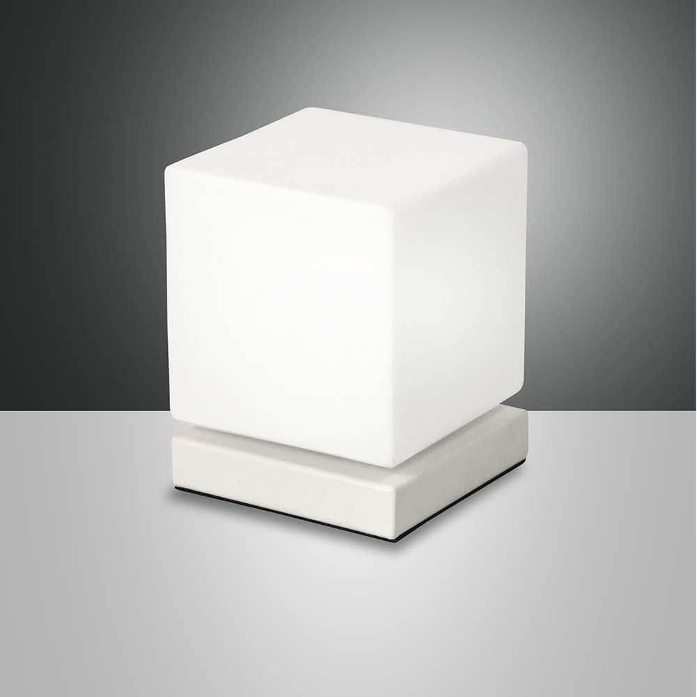Brenta LED Tischleuchte Metall auf einem modernen Tisch, bietet elegantes Licht und modernes Design.