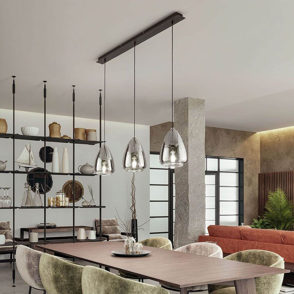 Britton Pendelleuchte 3-Flammig mit stilvollem Glasdesign über einem modernen Esstisch.