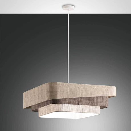 Camargue Pendelleuchte Beige mit modernen schichten, hängend in einem stilvollen Raum.