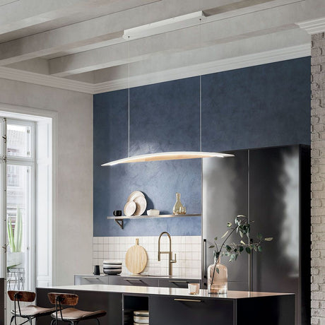 Cordoba LED Pendelleuchte Holz über einer modernen Kücheninsel mit Holz und Keramik Dekoration.