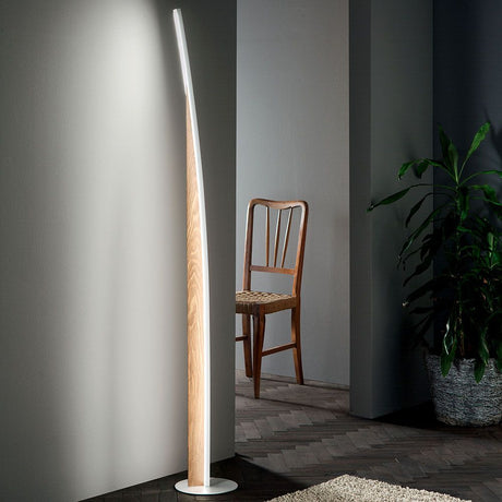 Moderne Cordoba LED Stehleuchte 167cm mit Eschenholz-Inlay und Dimmer in stilvollem Interieur.