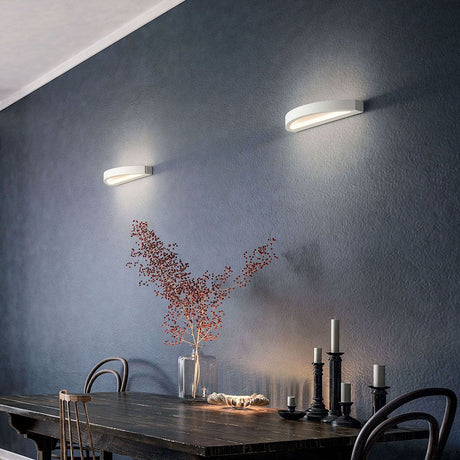 Cordoba LED Wandleuchte Metall an einer stilvollen Wandbeleuchtung in einem modernen Esszimmer.