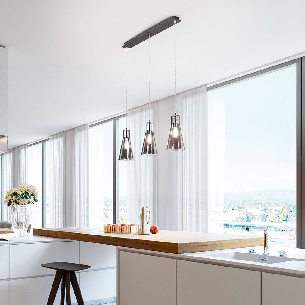Dafne Pendellampe 3-flammig in moderner Küche mit großen Fenstern und minimalistischer Einrichtung.
