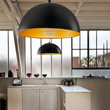 Dingle Pendellampe Ø 40cm in modernem Kücheninterieur mit schwarzen und goldenen Akzenten.