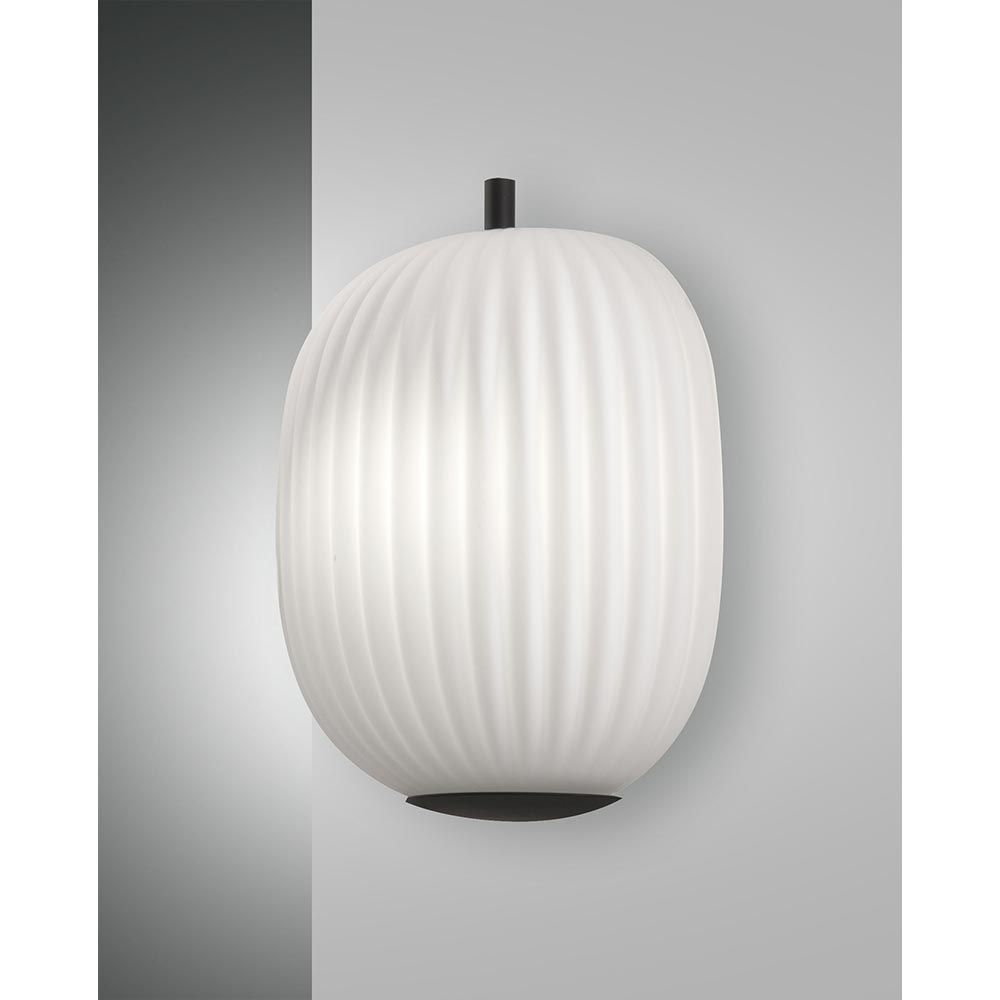 Domizia Wandleuchte Geblasenes Glas - stylische Opalglas-Wandleuchte im Schwarz/Weiß-Look.