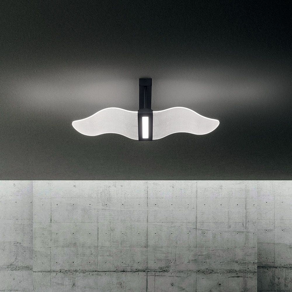 Fenice LED Deckenleuchte Klar mit gelaserten Acryl-Flügeln und integriertem Downlight.